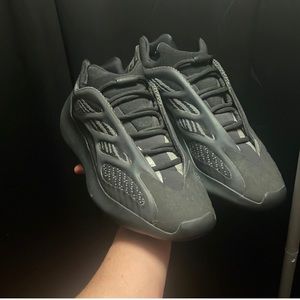 AUTHENTIC: yeezy 700 dark glow